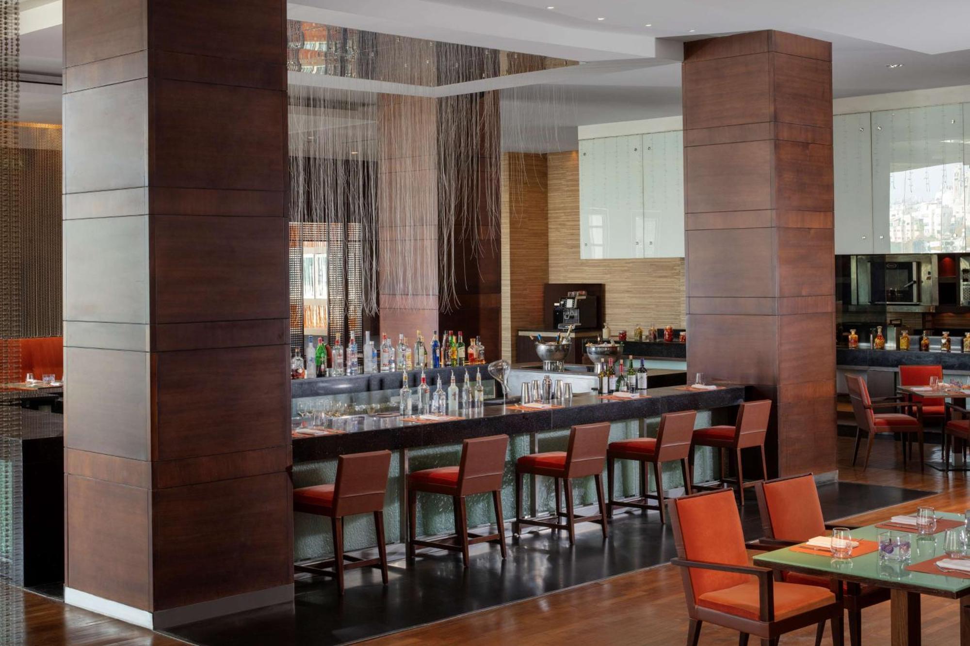 Grand Hyatt Amman Amã Exterior foto The bar at the hotel